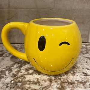 Pier One Smile / Wink Emoji Mug
